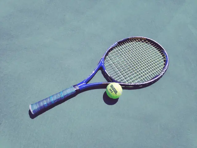 Light tennis racket beginners