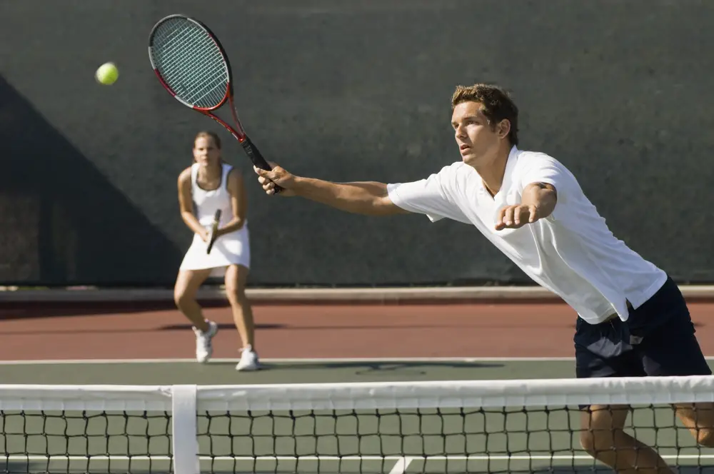 tennis player reaching the ball